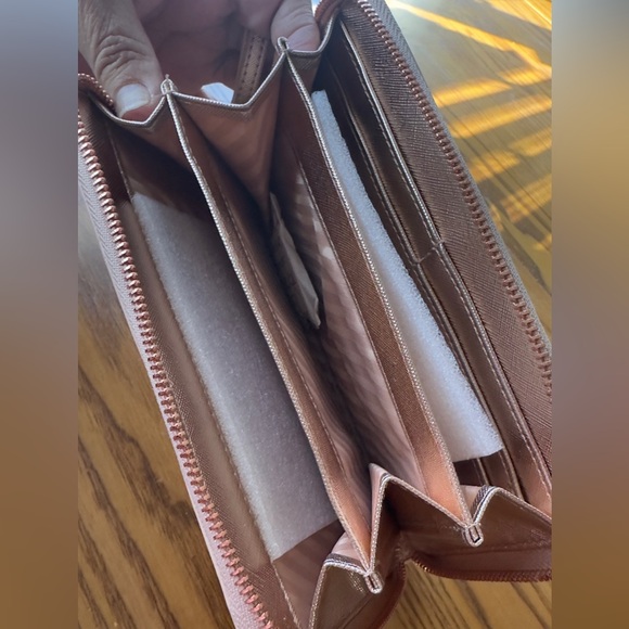 Nanette Lepore rose gold Wristlet NWOT (bag7) - Picture 4 of 6